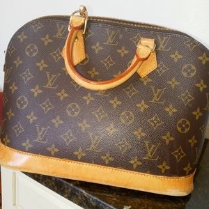 Authentic Louis Vuitton ALMA purse 👛
